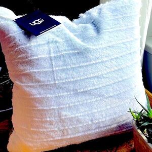 UGG NWT Soft Blue Faux Fur Accent Pillow 🌟Beautiful quality! Soft & Cozy !